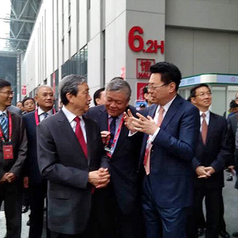 國(guó)務(wù)院副總理馬凱視察木馬作品普羅娜智慧照明，木馬設(shè)計(jì)驚艷亮相上海2015工博會(huì)