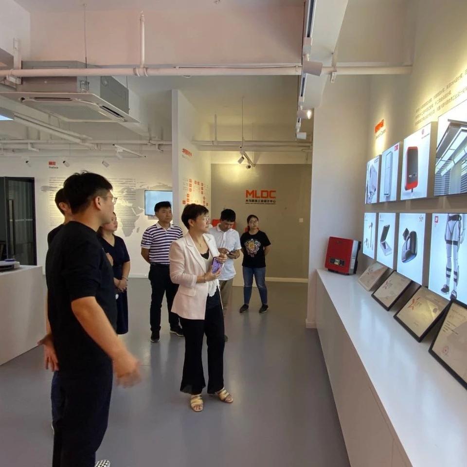 大關(guān)街道黨工委書(shū)記黃蘇萍一行到訪杭州木馬聯(lián)龍工業(yè)設(shè)計(jì)中心